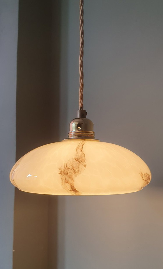Image 1 of Lampada a sospensione vintage in vetro opalino effetto marmo, in stile Art Déco.