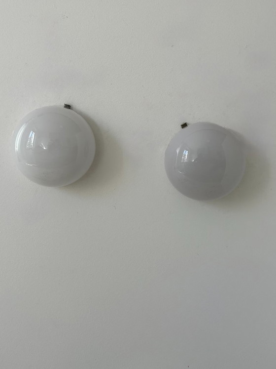 Image 1 of Een paar vintage wandlampen van opaalglas, Frankrijk, 1970