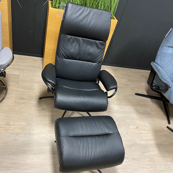 Image 1 of Poltrona reclinabile Stressless Tokyo con poggiapiedi
