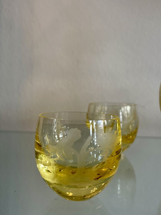 Image 1 of Decanter Moser in 6 bicchierini da shot in cristallo giallo soffiato a bocca, tagliati a mano