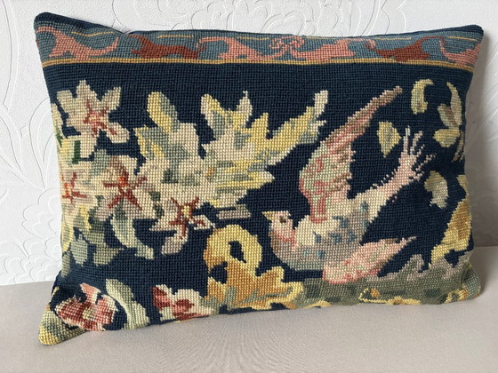 Image 1 of Cuscini con decorazioni di uccelli, ricamati a mano, anni '30