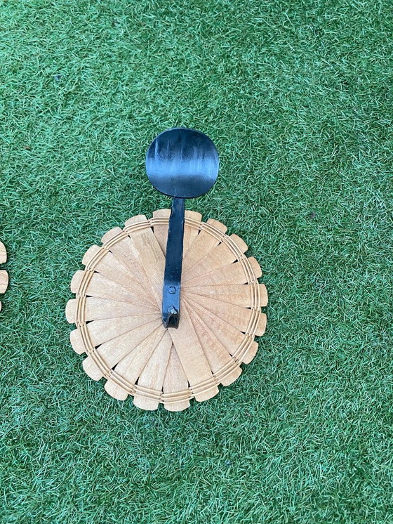 Image 1 of Specchio vintage in rattan con attaccapanni