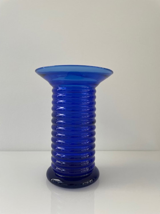 Image 1 of Postmoderne vintage vaas – saffierblauw ribbelglas (22cm)
