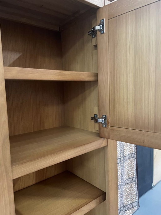 Smalle hoge lichteiken kast