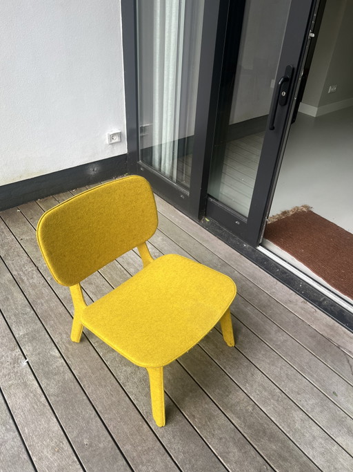 Una silla amarilla de Ligne Roset