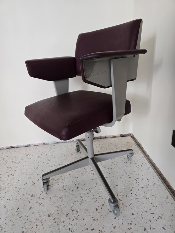 Image 1 of Nederlandse industriele (draai) bureaustoel door Friso Kramer, 1973