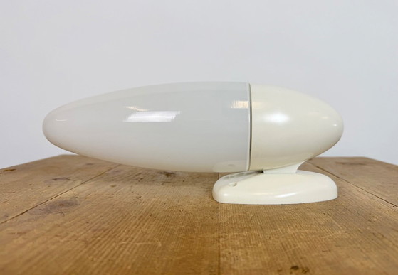 Image 1 of Industriële witte bakelieten wandlamp met melkglas, jaren 1950