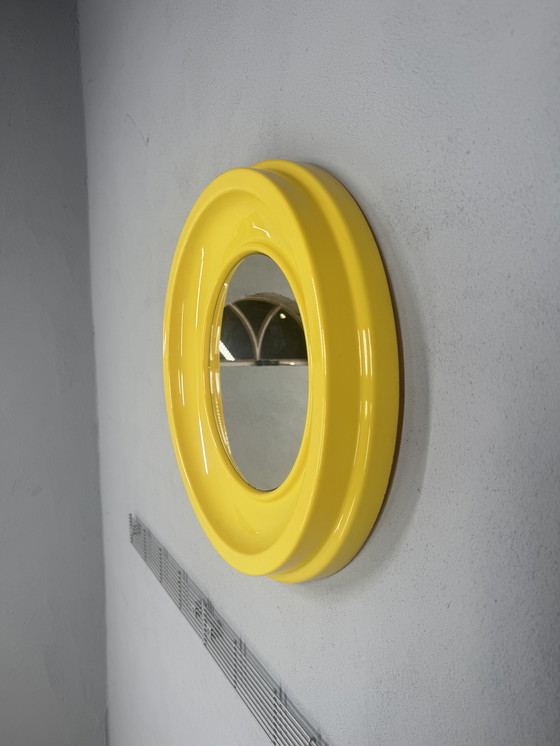 Image 1 of Ronde Gele Spiegel uit de Jaren 70 – in de stijl van Kartell space age 