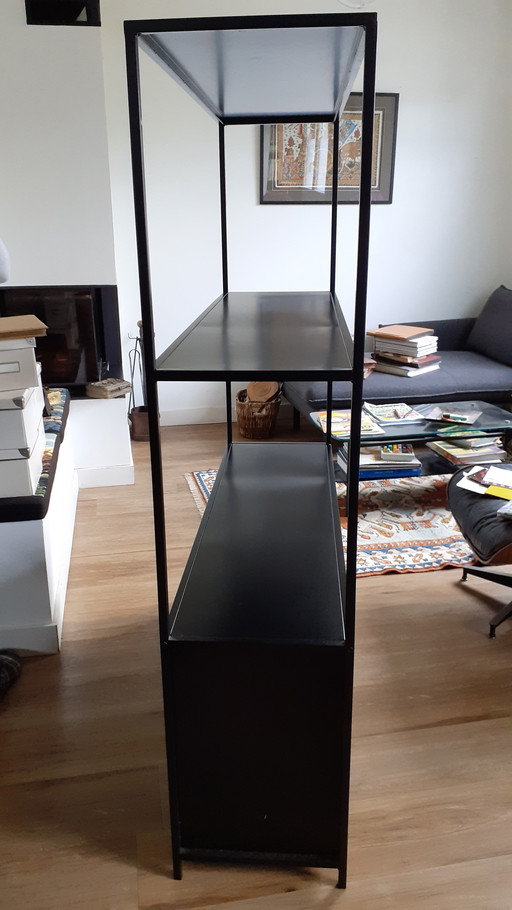Une Grande Étagère Noire AMPM avec Rangement