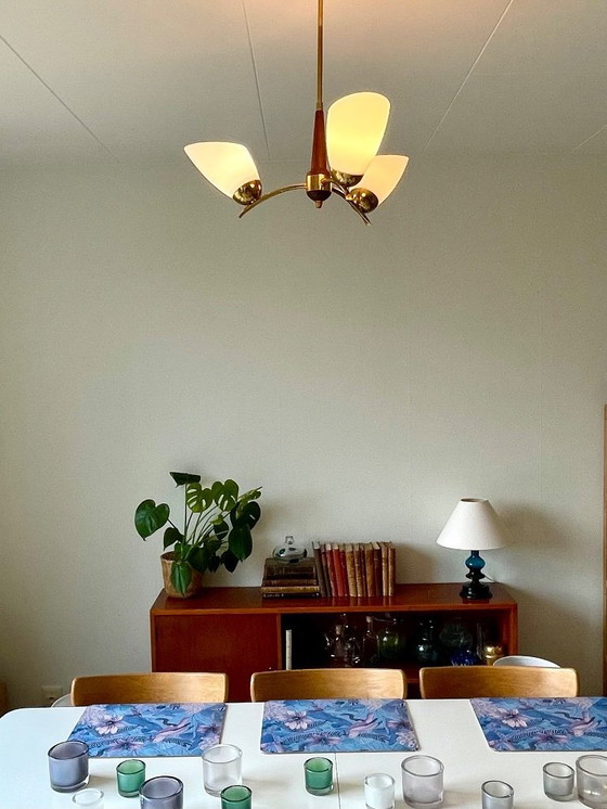 Image 1 of Mid-Century Kronleuchter aus Teak & Messing mit Schirmen aus Milchglas