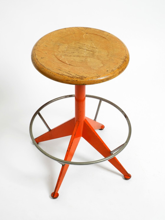 Image 1 of Seltener massiver italienischer Mid Century Industrial Metallhocker von Mautren in seltenem Orange | mit höhenverstellbarer Sitz