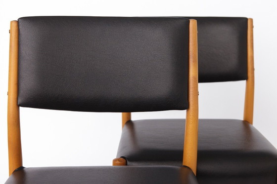 Image 1 of Paire de chaises vintage allemandes, années 1960-1970, en hêtre, revêtement en similicuir noir