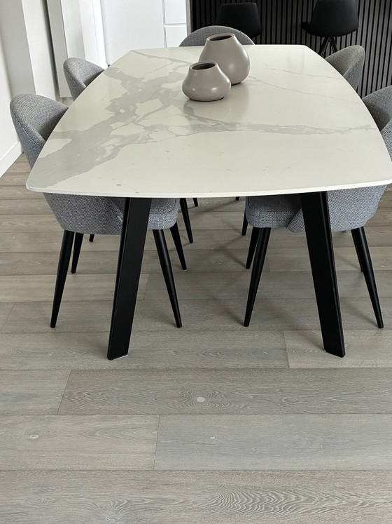 Hervorragendes Set: Keramiktisch und 6 Designstühle – Esstische (photo 7 of 10)