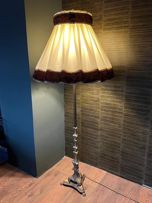 Massive Mid Century Messing Stehlampe mit Löwenfüßen. Sehr solide und aufwändig gearbeiteter Lampenschirm mit Samtborten.