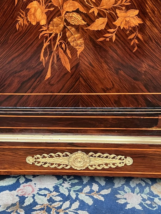 Elegante commode in Napoleon III-stijl met fraai inlegwerk, verguld bronzen beslag en een marmeren blad. (photo 7 of 9)