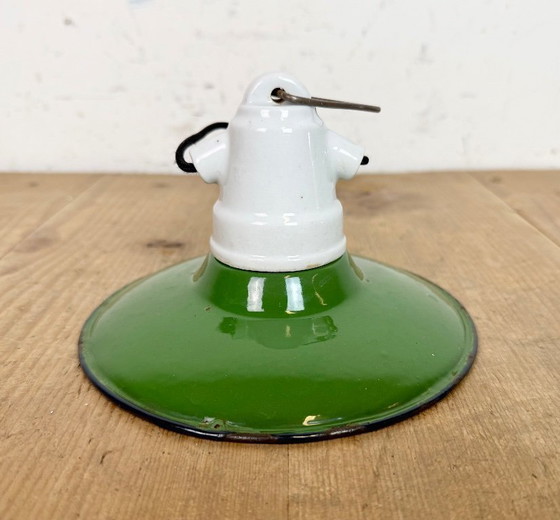 Image 1 of Industrielle Hängelampe aus grüner Emaille, 1950er