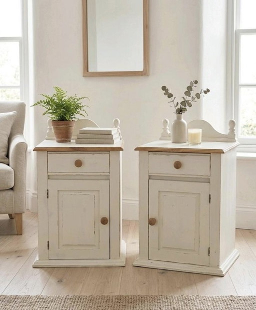 Ensemble de 2 tables de chevet vintage de style campagnard. Ensemble d'origine. Style campagnard.