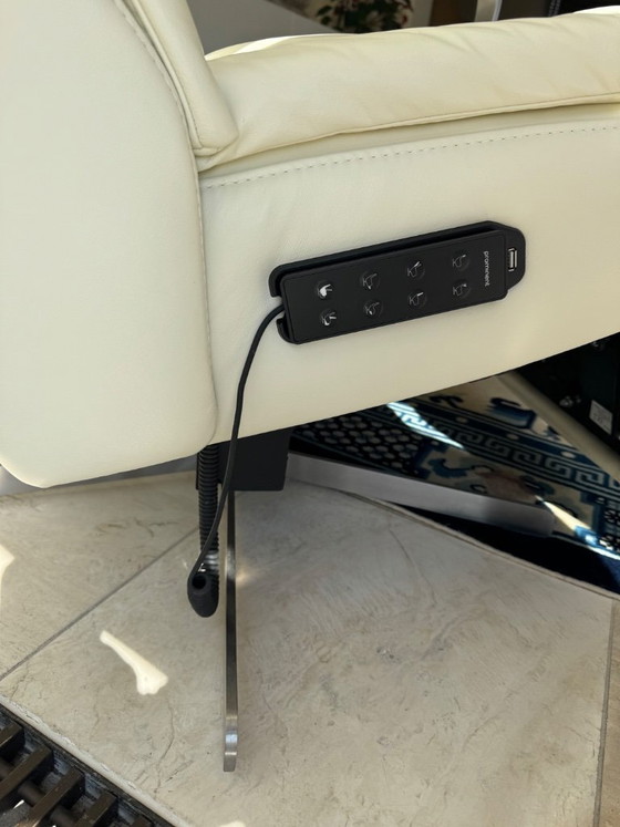 Image 1 of Prominenter elektrischer Aufstehsessel, weiß, Lee