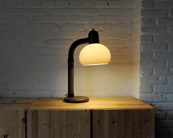 Image 1 of Lámpara de escritorio de cuello de cisne con forma de hongo de plexiglás marrón de los años 70