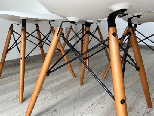 Vier originale Vitra Eames DSW Stühle in Weiß mit Ahornbeinen aus 2010 – eetkamerstoelen, Wood, Plastic (photo 2 of 5)