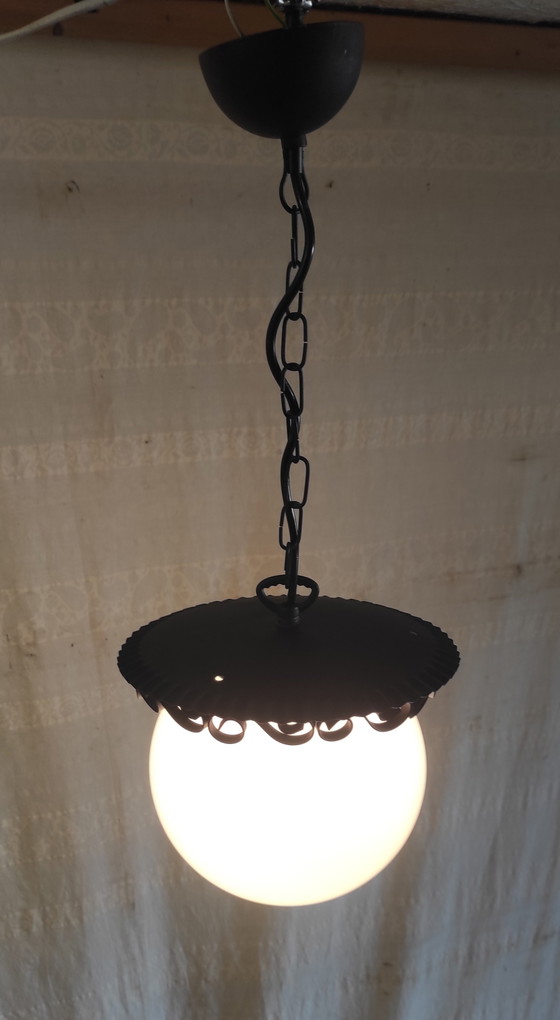 Lampada a sospensione a lanterna in metallo con globo in vetro opalino di Delmas (Francia) - Metà del XX (photo 3 of 9)
