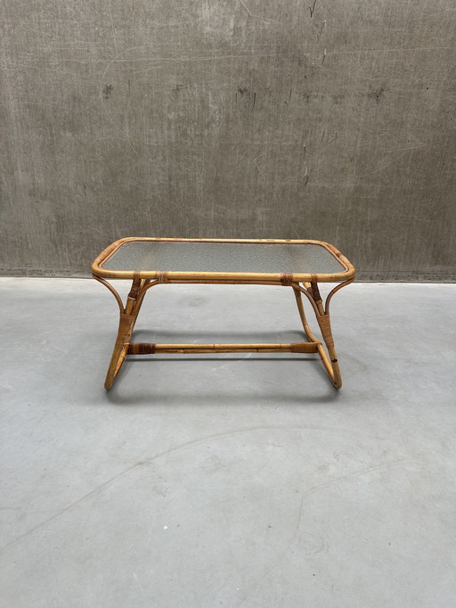 Table basse vintage en rotin avec plateau en verre nuageux