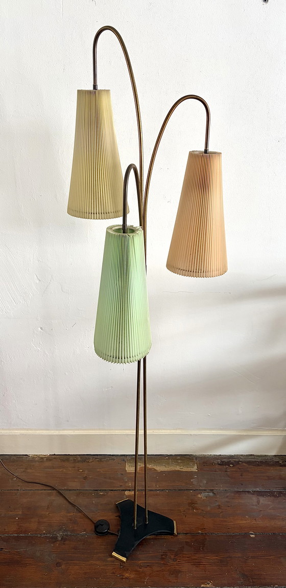 Image 1 of Stehlampe aus den 1950er Jahren, Messing, mit 3 pastellfarbenen Plissee-Schirmen