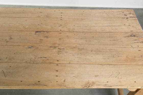 Image 1 of Wunderschöner antiker Esstisch aus Kiefernholz im Landhausstil für 6 bis 8 Personen in einer schönen hellen Farbe.