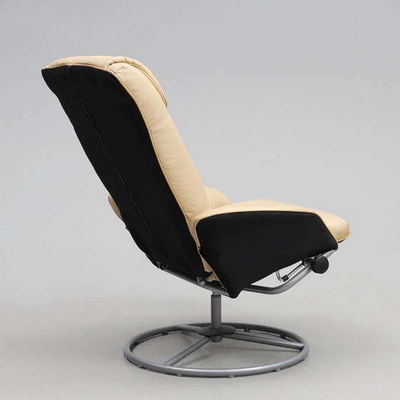 Image 1 of Ekornes Stressless beige lederen relaxfauteuil uit Noorwegen met stalen frame, daterend uit 1990-2000.