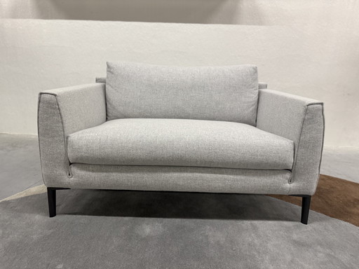 Divano a due posti Heelz in tessuto Amdal, disponibile in magazzino