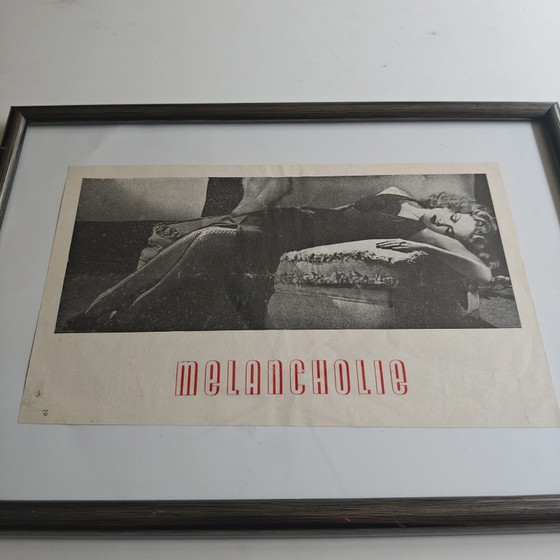 Image 1 of Originele vintage pagina uit het tijdschrift "Melancholie" – Authentieke redactionele kunst uit de jaren 50 – Ingelijst