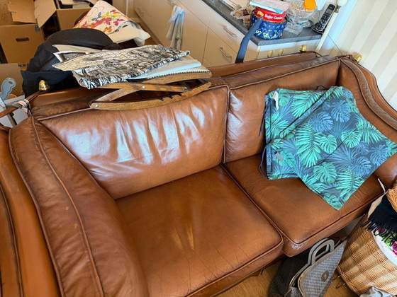 Image 1 of Klassieke leren bank, waarschijnlijk laat jaren ’80, Messing knoppen 