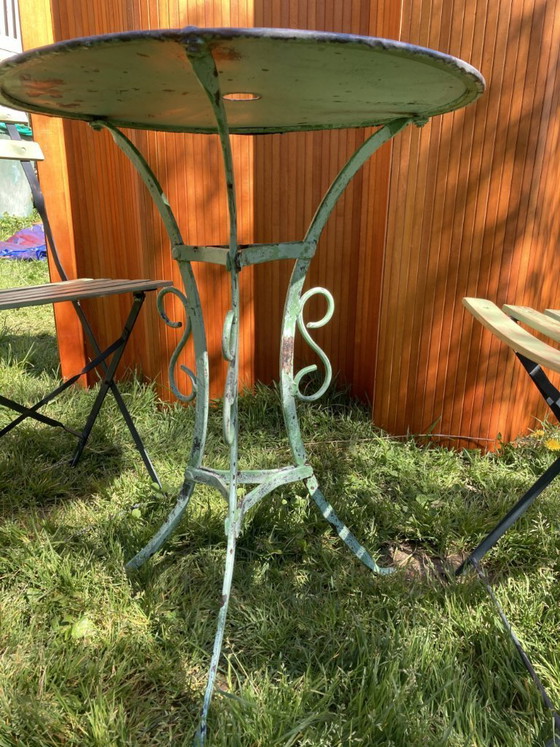 Image 1 of Conjunto de bistró antiguo de hierro forjado: mesa y sillas plegables de la década de 1930.