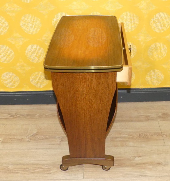Image 1 of 50s bijzettafel krantenstandaard klein meubel krantentafel op wielen met lade vintage retro formica