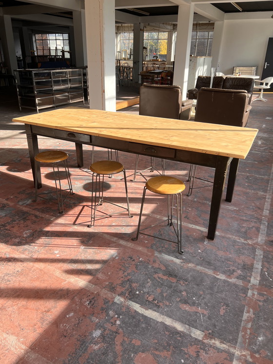 Image 1 of Grenenhouten tafel 