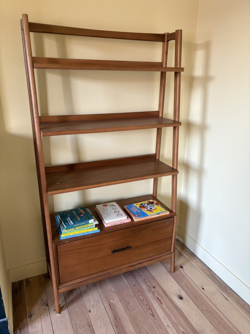 Librería de mediados de siglo de West Elm