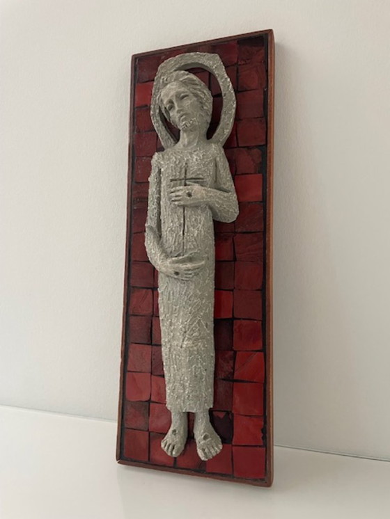 Image 1 of Figure du Christ en relief sur une plaque de mosaïque rouge