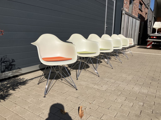 6x Originele witte Eames Vitra DAR stoelen, chroom eiffel