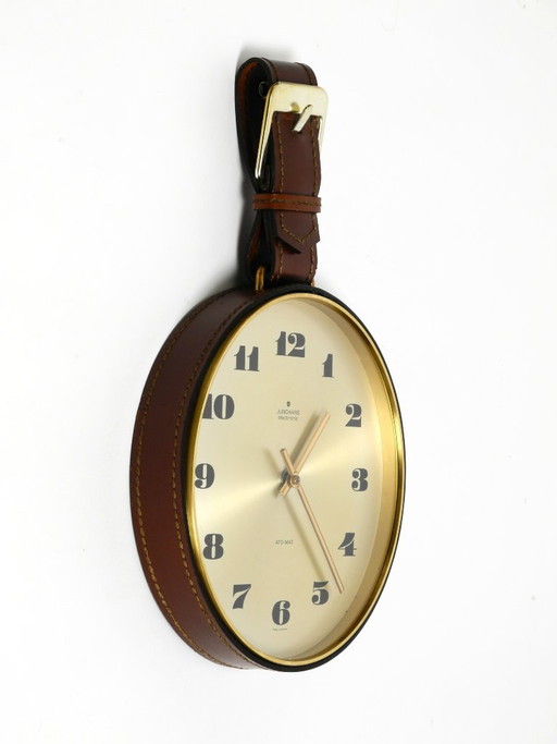 Orologio da parete Junghans originale degli anni '60 in ottone con cinturino in vera pelle.