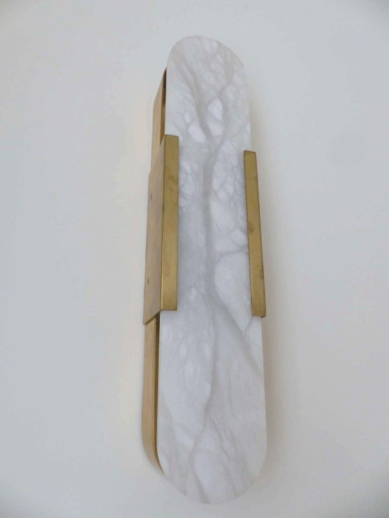 Image 1 of Set aus 2 Wandleuchten „Elongated Melange“ aus Messing und Naturalabaster von VISUAL COMFORT, entworfen von Kelly Wearstler