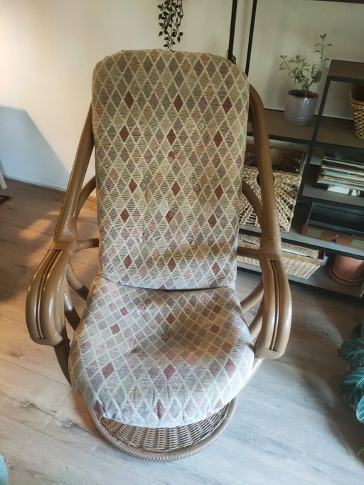 Chaise pivotante unique en bambou/Manou !