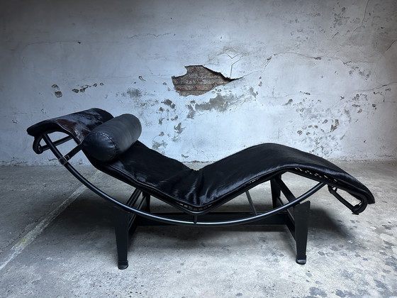 Image 1 of Vintage LC4 Chaise Longue zwart – Cassina