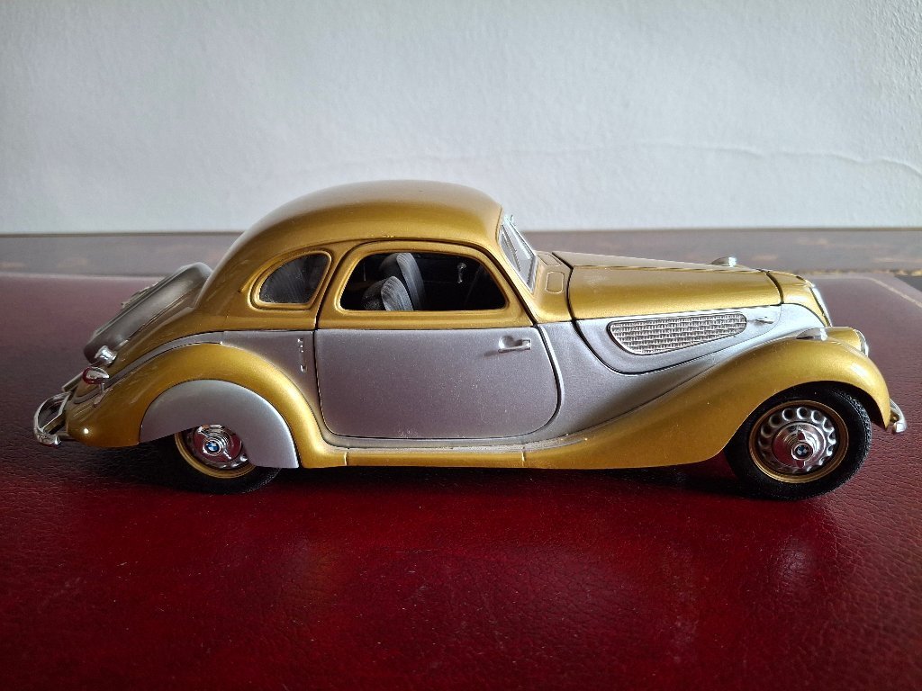 Rare 1937 BMW 327 coupé 1/18 scale Guiloy | Decorative Objects