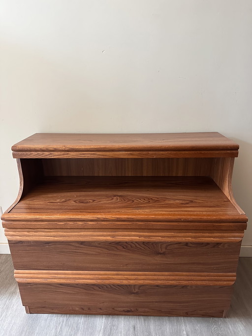 Commode du milieu du siècle au design scandinave