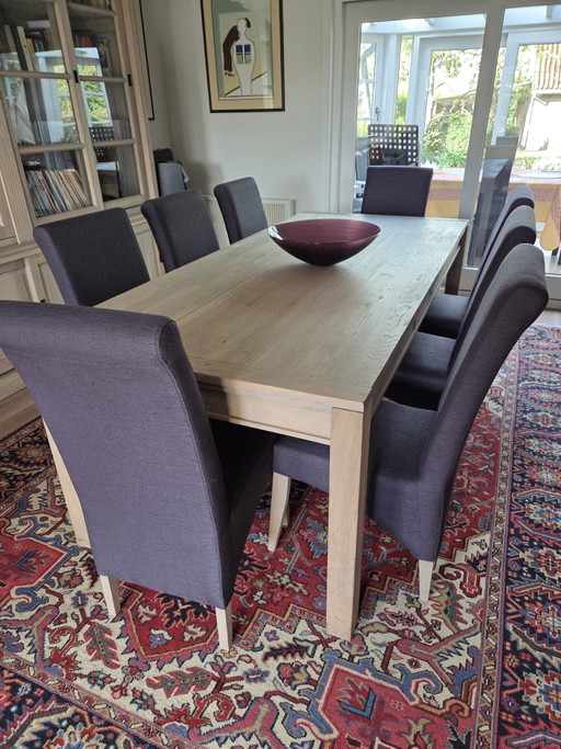 Set composto da tavolo e 8 sedie in rovere massello.