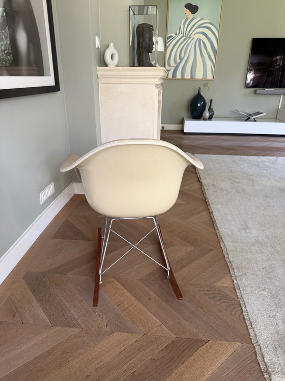 Fauteuil à bascule vintage Eames RAR -Herman Miller- noyer – Fauteuils d'appoint, Verre (photo 5 of 9)