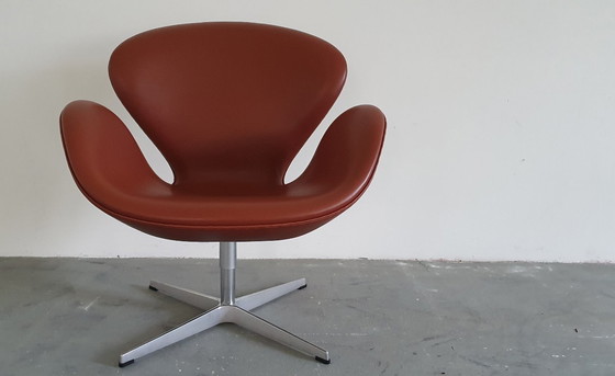 Image 1 of Poltrone a forma di cigno di Fritz Hansen in pelle rosso-marrone, 2 pezzi