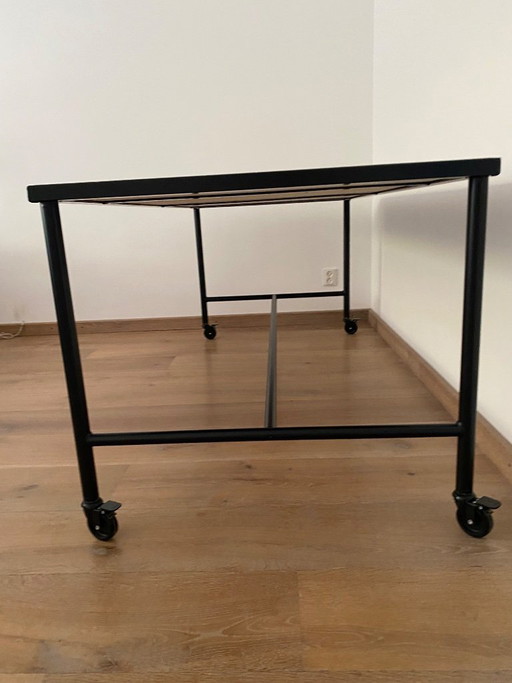 Mesa negra mate con ruedas (Ikea) y tablero de roble.