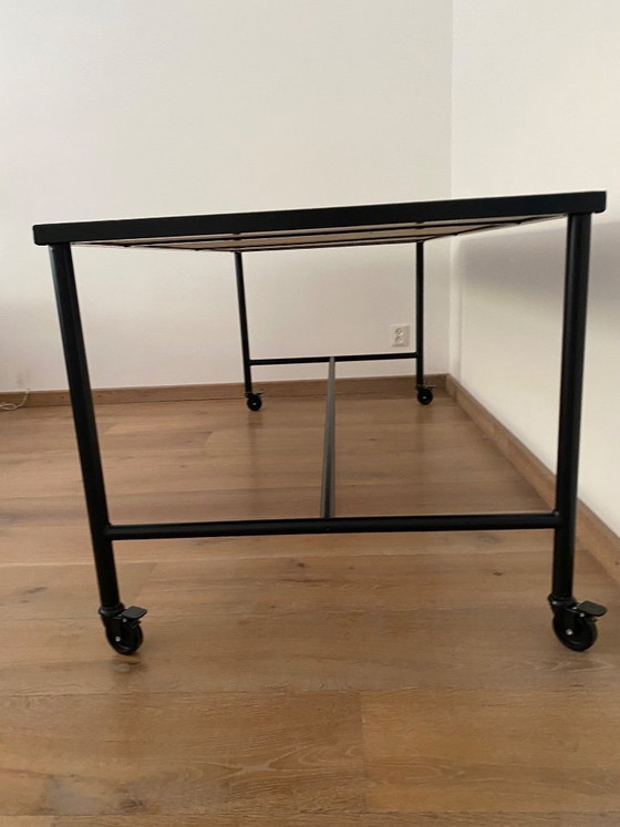 Image 1 of Mesa negra mate con ruedas (Ikea) y tablero de roble.