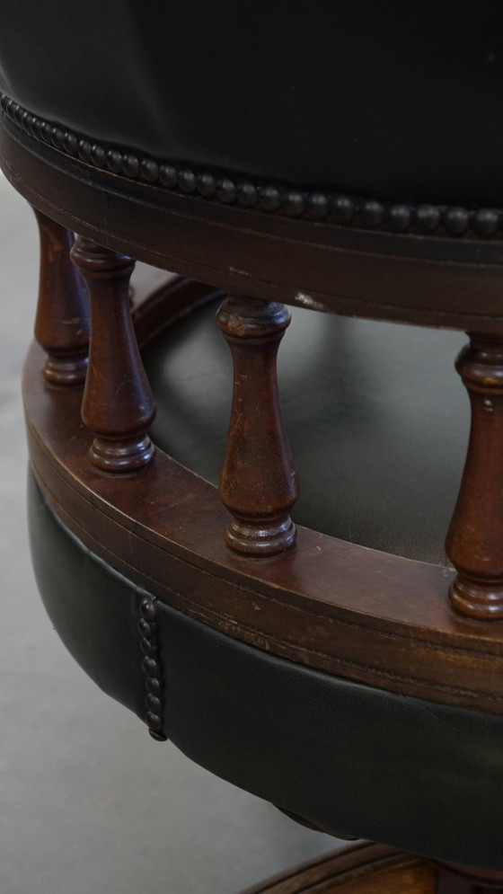 Image 1 of Rundleren en houten in hoogte verstelbare, swiffel en tilt chesterfield bureaustoel in een donkergroene kleur